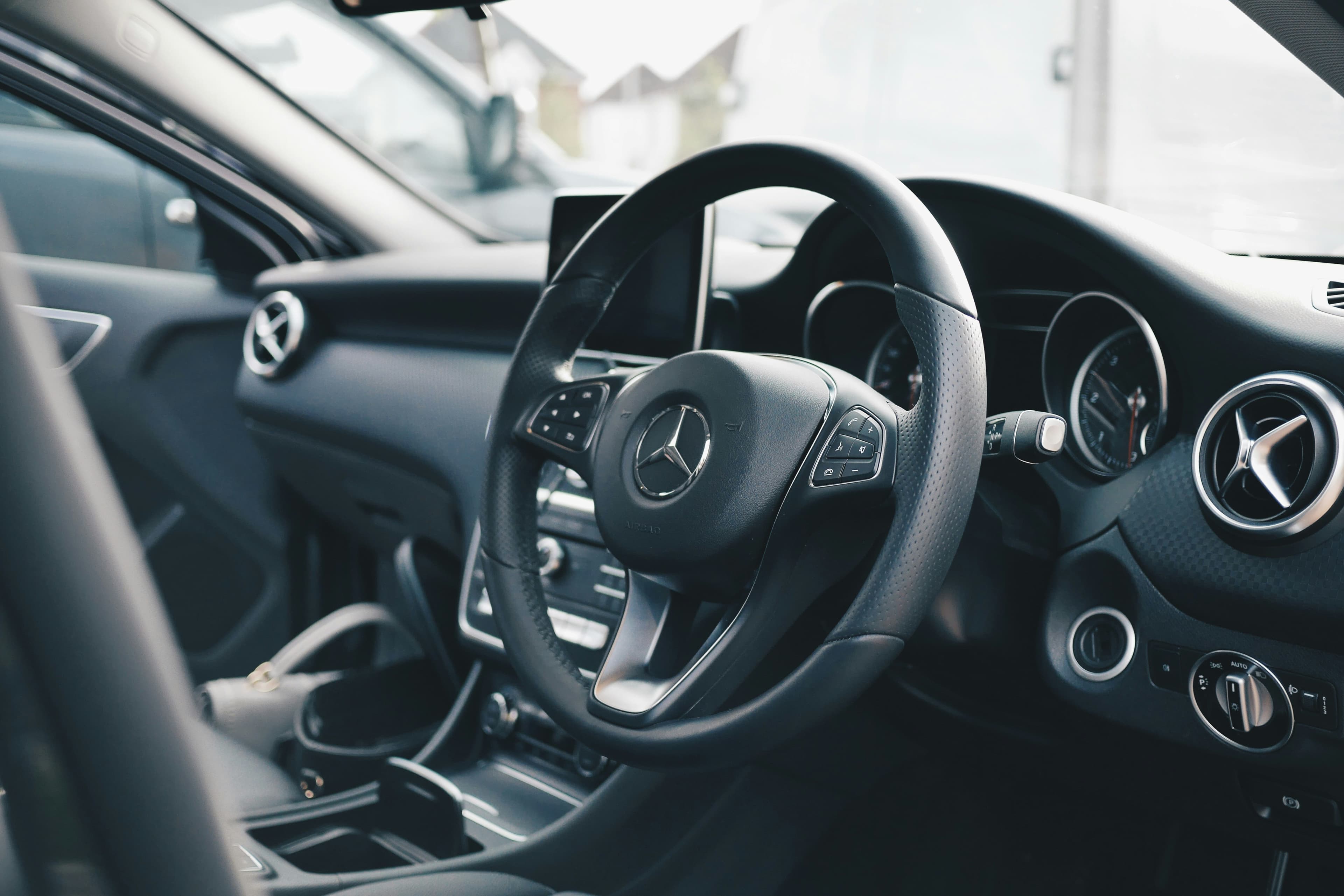 Painel e saídas de ar de um carro