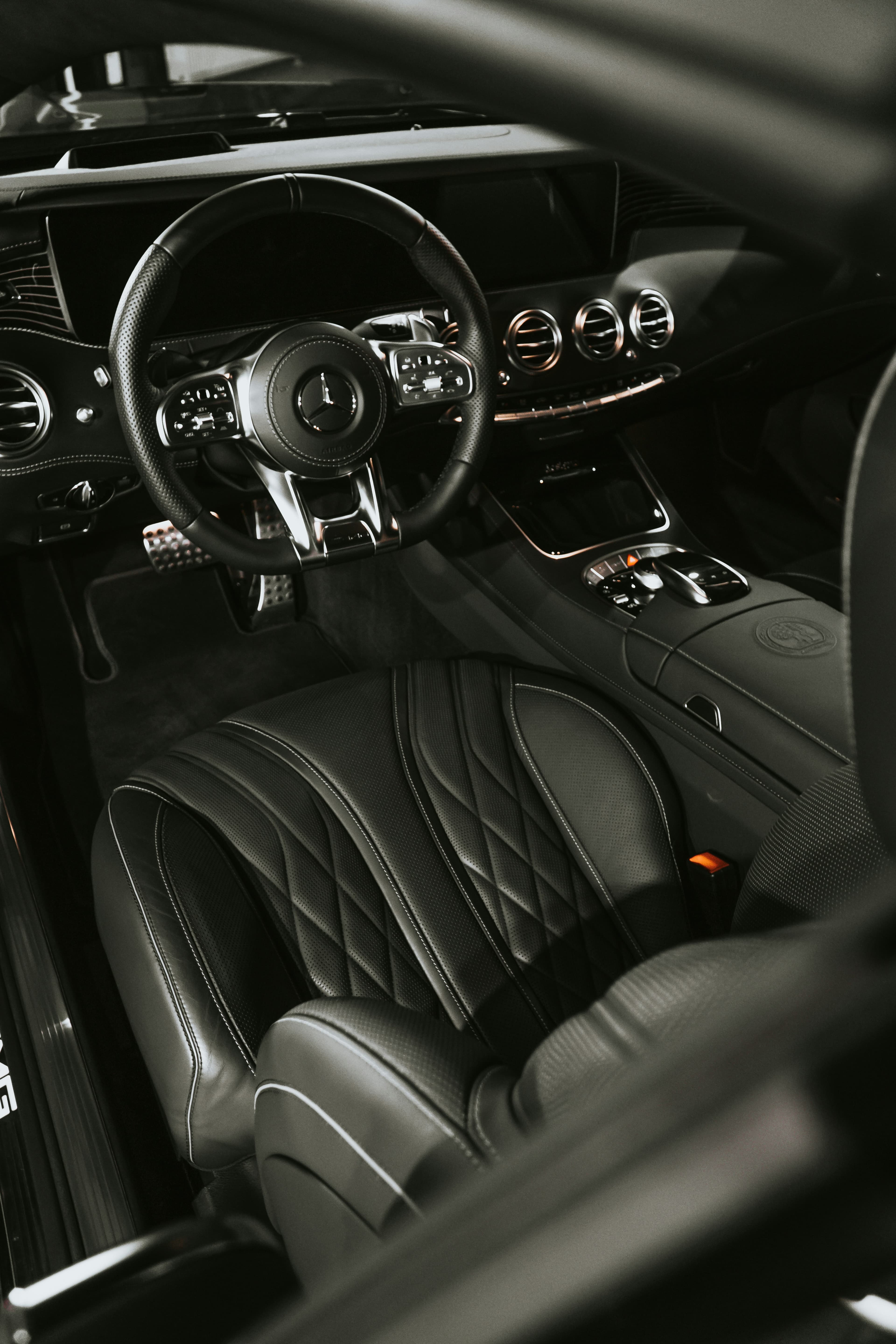 Interior de carro com bancos de couro preto