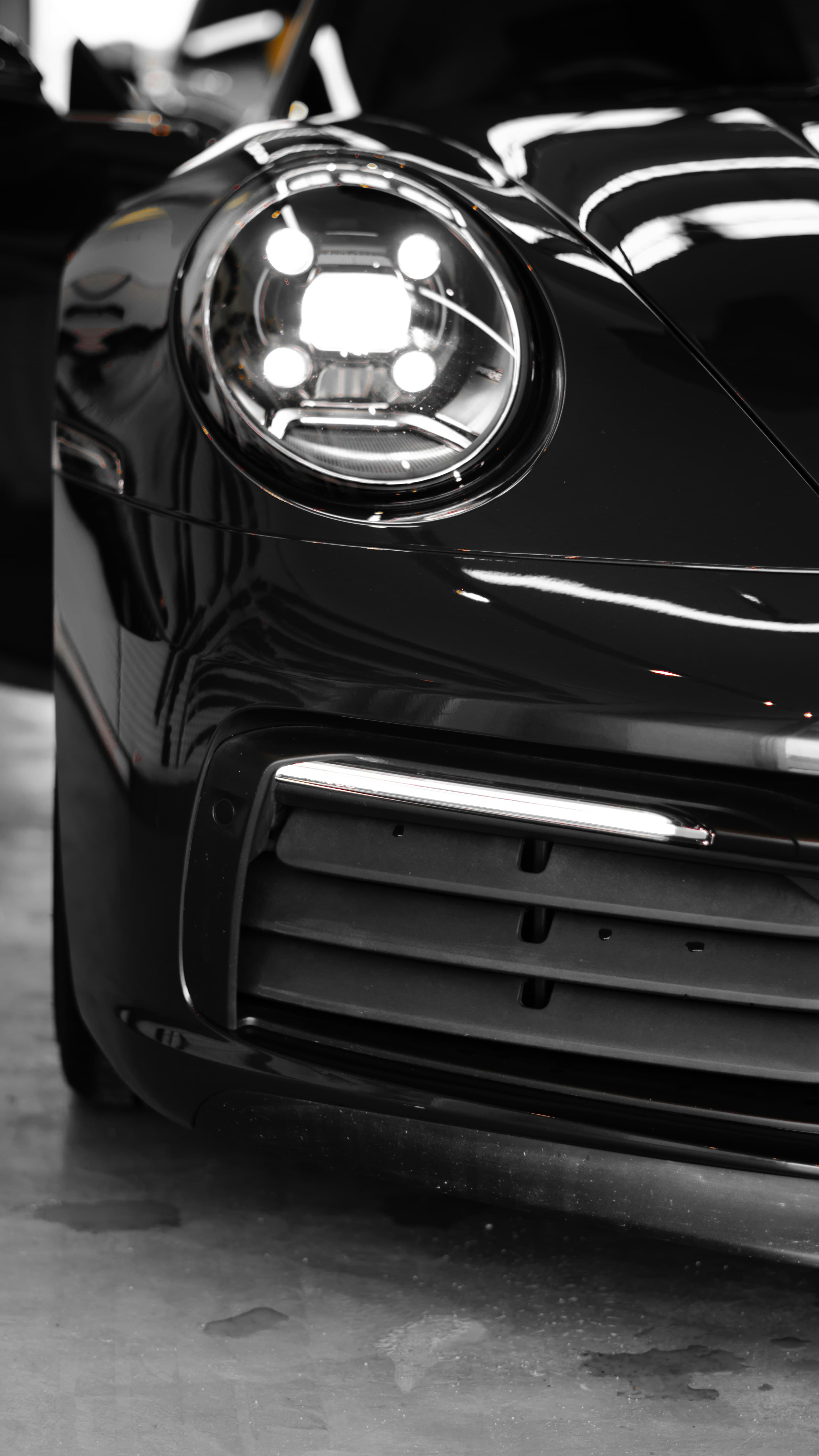 Detalhe da dianteira de um carro preto