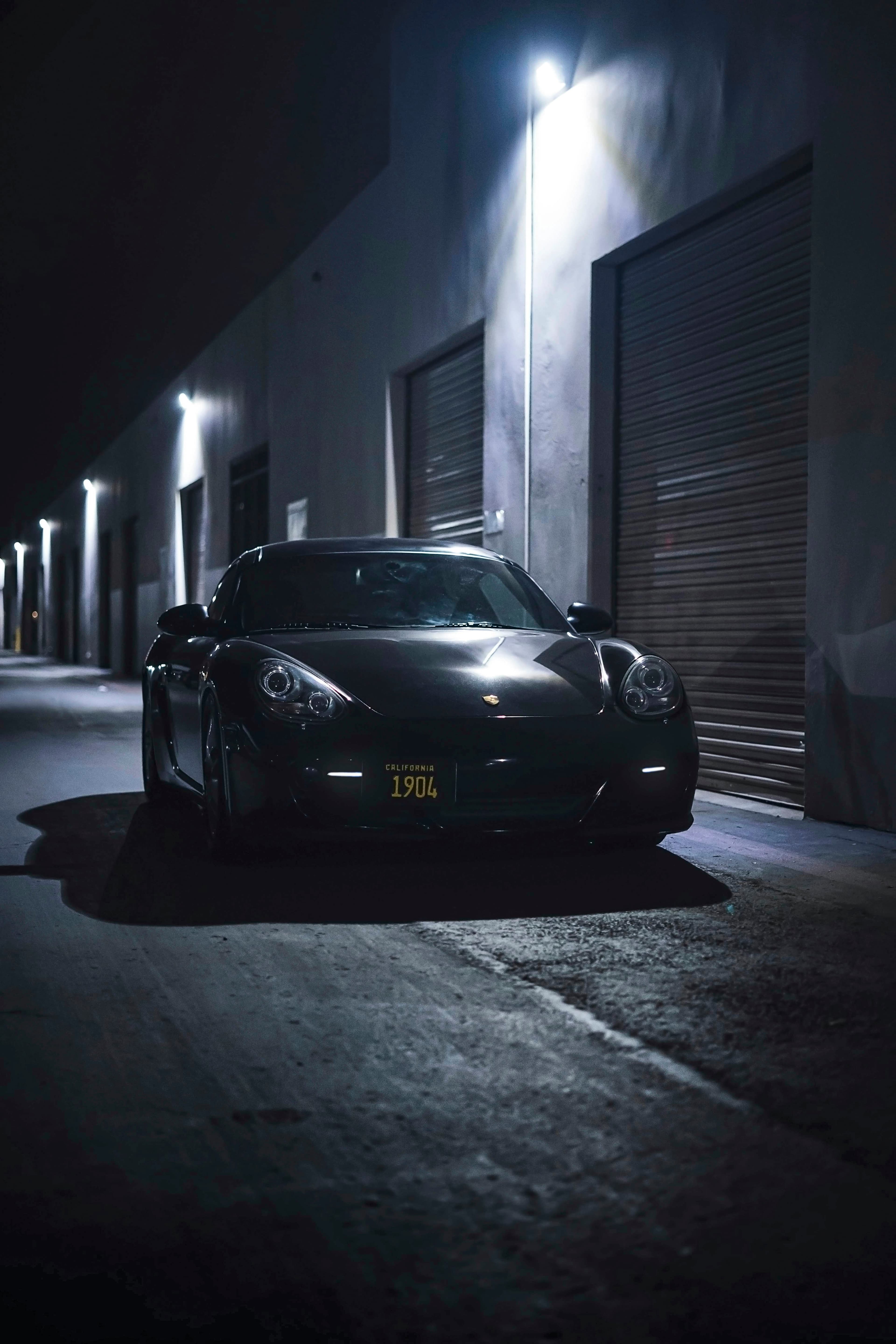 Carro preto em garagem escura